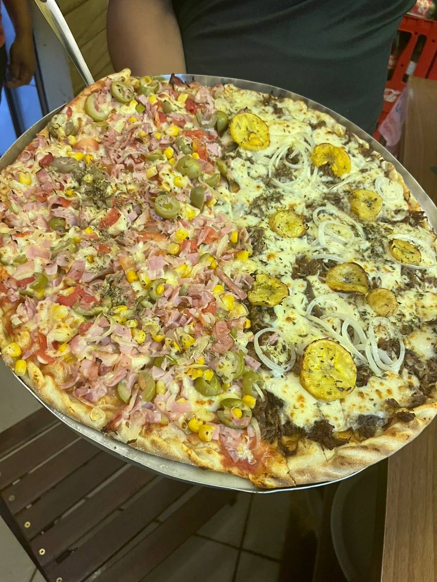 Pizza de dois sabores da Big Massas na bandeja